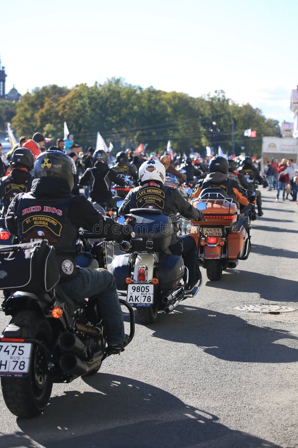 I membri dei PROPRIETARI di HARLEY russi RAGGRUPPANO i giri sul quadrato del palazzo immagine stock I membri dei PROPRIETARI di HARLEY russi RAGGRUPPANO i giri sul quadrato del palazzo immagine stock