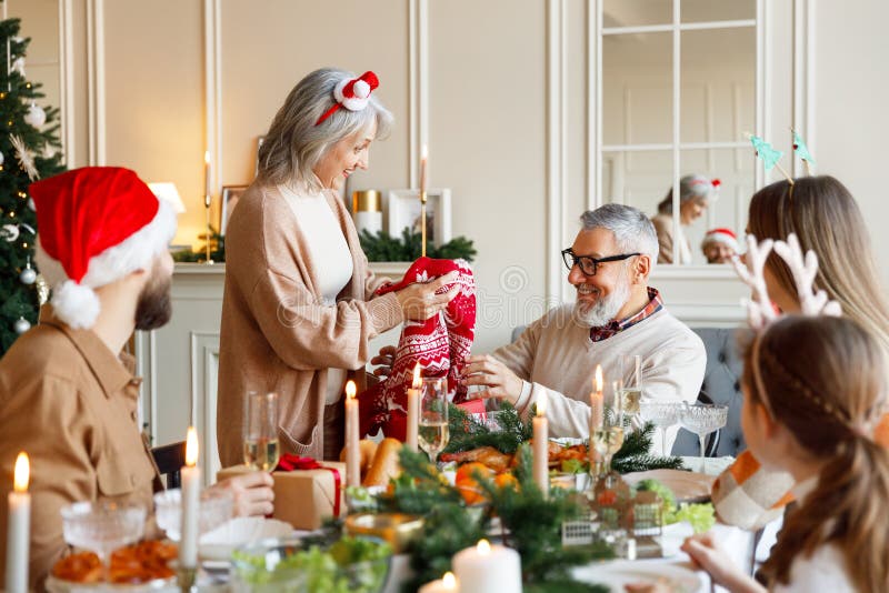 I migliori regali di Natale per i nonni. buon padre anziano, maglione a maglia per Natale immagini stock
