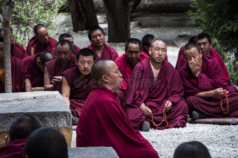 I monaci tibetani stavano dibattendo immagine stock I monaci tibetani stavano dibattendo immagine stock