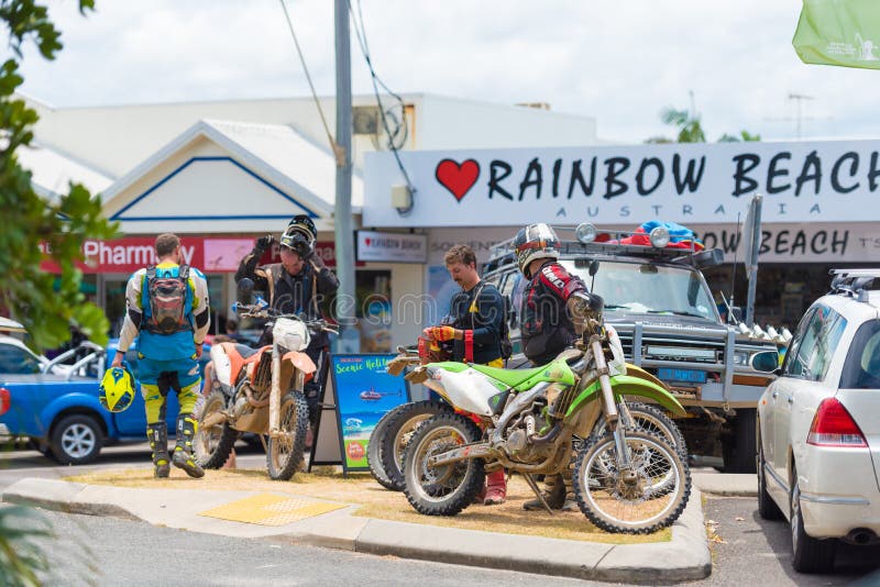 I motocicli all'arcobaleno tirano con le dune di sabbia colorate, QLD, Australia fotografia stock I motocicli all'arcobaleno tirano con le dune di sabbia colorate, QLD, Australia fotografia stock