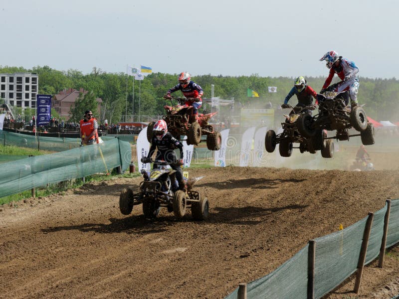 I motocross di guida della bici del quadrato radunano la corsa della concorrenza fotografia stock libera da diritti I motocross di guida della bici del quadrato radunano la corsa della concorrenza fotografia stock libera da diritti