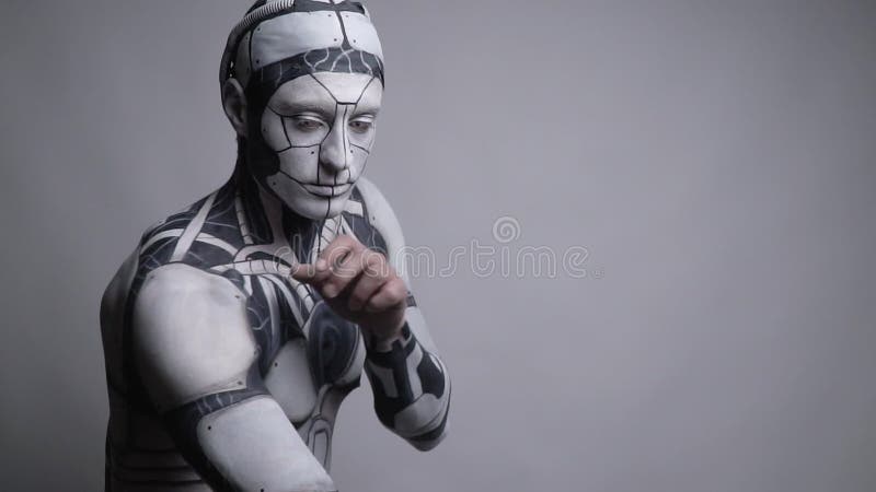 I movimenti meccanici del cyborg, il robot controlla le caratteristiche operative del corpo video d archivio