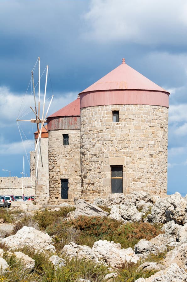 I mulini a vento a Mandraki Harbour, Rodi, Grecia fotografia stock libera da diritti I mulini a vento a Mandraki Harbour, Rodi, Grecia fotografia stock libera da diritti