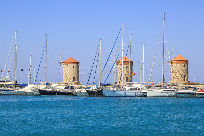 I mulini a vento in mandraki port in Rodi, Dodecanese fotografia stock I mulini a vento in mandraki port in Rodi, Dodecanese fotografia stock