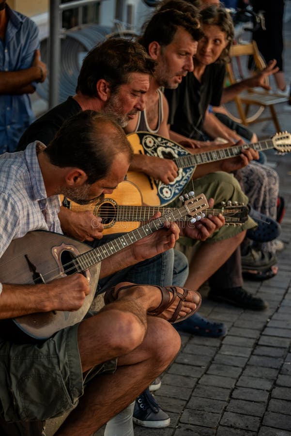 I musicisti di strada suonano gli strumenti tradizionali greci ad Atene fotografia stock libera da diritti I musicisti di strada suonano gli strumenti tradizionali greci ad Atene fotografia stock libera da diritti