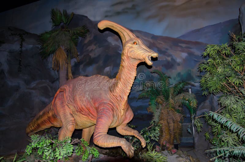 I naturlig storlek modell av den Parasaurolophus dinosaurien på dinotopiaen Siam Park City arkivfoto I naturlig storlek modell av den Parasaurolophus dinosaurien på dinotopiaen Siam Park City arkivfoto