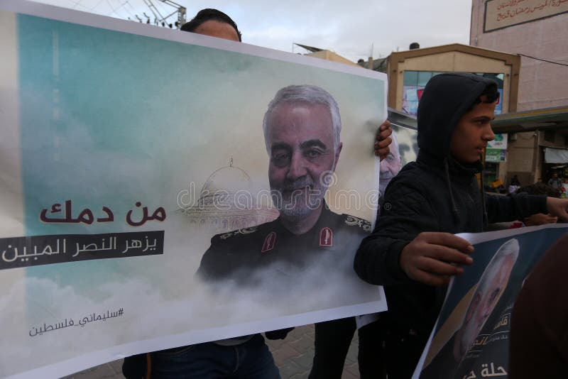 I palestinesi distribuiscono dolci con gioia nel bombardamento iraniano delle basi militari americane in Iraq immagini stock I palestinesi distribuiscono dolci con gioia nel bombardamento iraniano delle basi militari americane in Iraq immagini stock