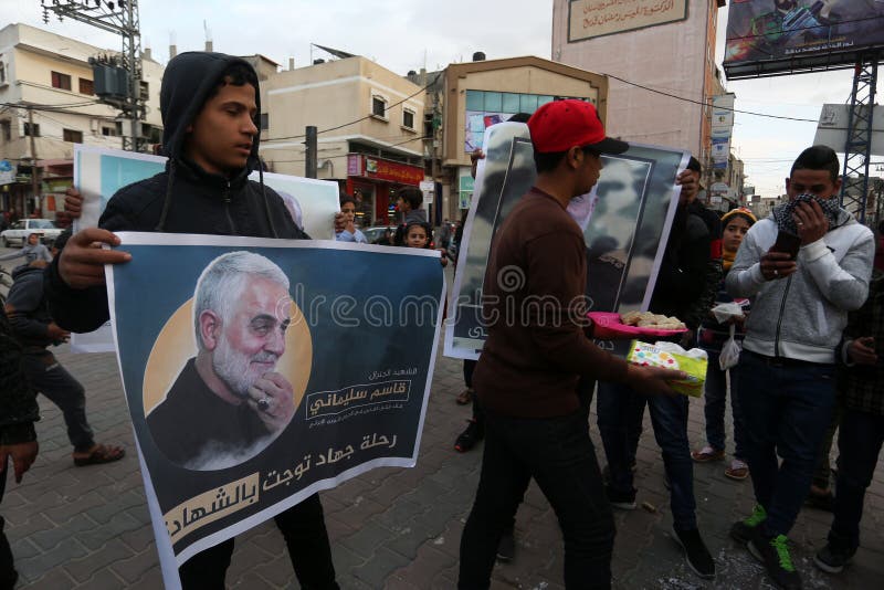 I palestinesi distribuiscono dolci con gioia nel bombardamento iraniano delle basi militari americane in Iraq fotografia stock libera da diritti I palestinesi distribuiscono dolci con gioia nel bombardamento iraniano delle basi militari americane in Iraq fotografia stock libera da diritti