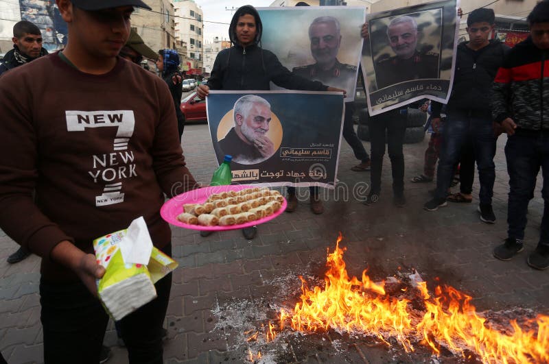 I palestinesi distribuiscono dolci con gioia nel bombardamento iraniano delle basi militari americane in Iraq fotografia stock libera da diritti I palestinesi distribuiscono dolci con gioia nel bombardamento iraniano delle basi militari americane in Iraq fotografia stock libera da diritti