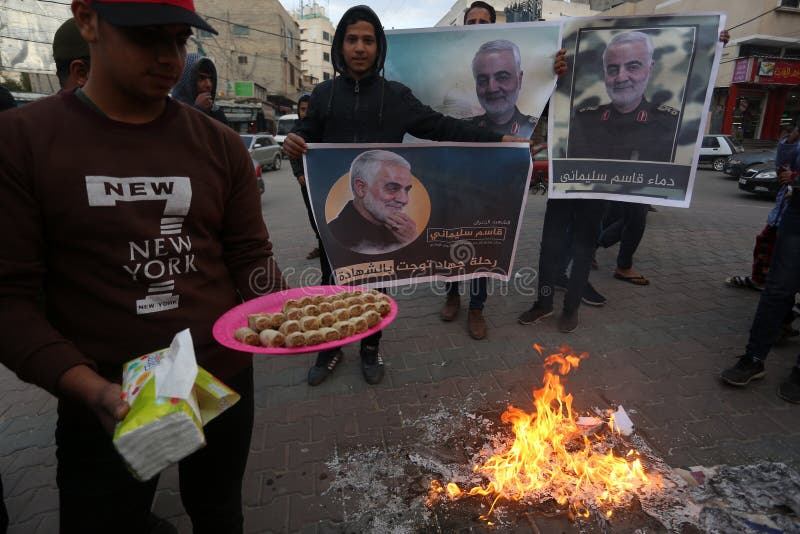 I palestinesi distribuiscono dolci con gioia nel bombardamento iraniano delle basi militari americane in Iraq immagine stock libera da diritti I palestinesi distribuiscono dolci con gioia nel bombardamento iraniano delle basi militari americane in Iraq immagine stock libera da diritti