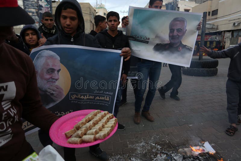 I palestinesi distribuiscono dolci con gioia nel bombardamento iraniano delle basi militari americane in Iraq immagine stock I palestinesi distribuiscono dolci con gioia nel bombardamento iraniano delle basi militari americane in Iraq immagine stock