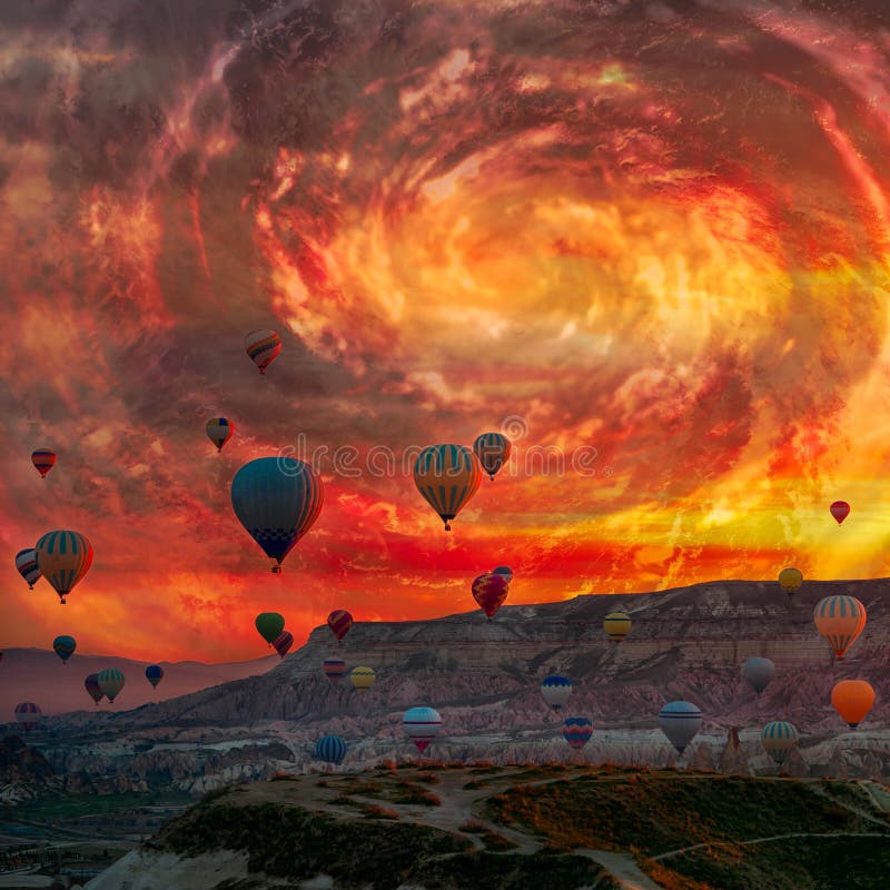 I palloni dell'aria calda che volano in giro per il paesaggio delle montagne, un uragano primaverile del riso, un cielo fantastic fotografia stock I palloni dell'aria calda che volano in giro per il paesaggio delle montagne, un uragano primaverile del riso, un cielo fantastic fotografia stock