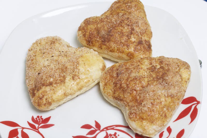 I panini cucinati dalla pasta sfoglia sopra i piatti immagini stock libere da diritti I panini cucinati dalla pasta sfoglia sopra i piatti immagini stock libere da diritti