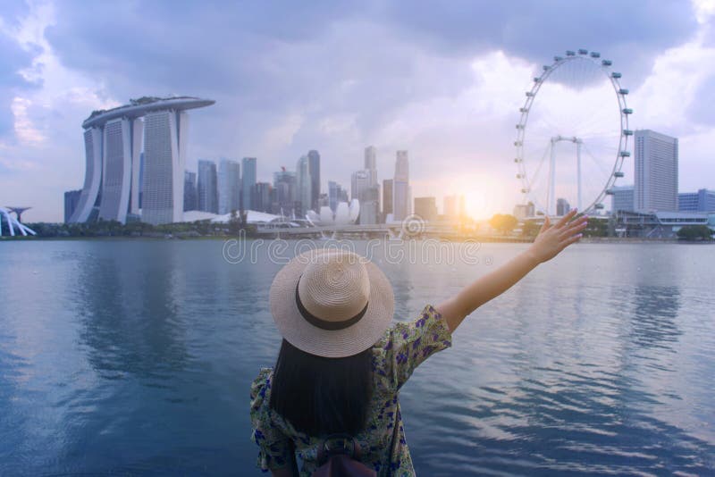 I pantaloni a vita bassa della donna devono godere buona della vista viaggiare e fare un giro turistico a Singapore immagine stock I pantaloni a vita bassa della donna devono godere buona della vista viaggiare e fare un giro turistico a Singapore immagine stock
