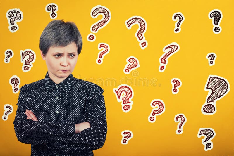 I pantaloni a vita bassa deludenti della giovane donna hanno le difficoltà e domande come segni di interrogazione intorno alla te fotografie stock libere da diritti I pantaloni a vita bassa deludenti della giovane donna hanno le difficoltà e domande come segni di interrogazione intorno alla te fotografie stock libere da diritti