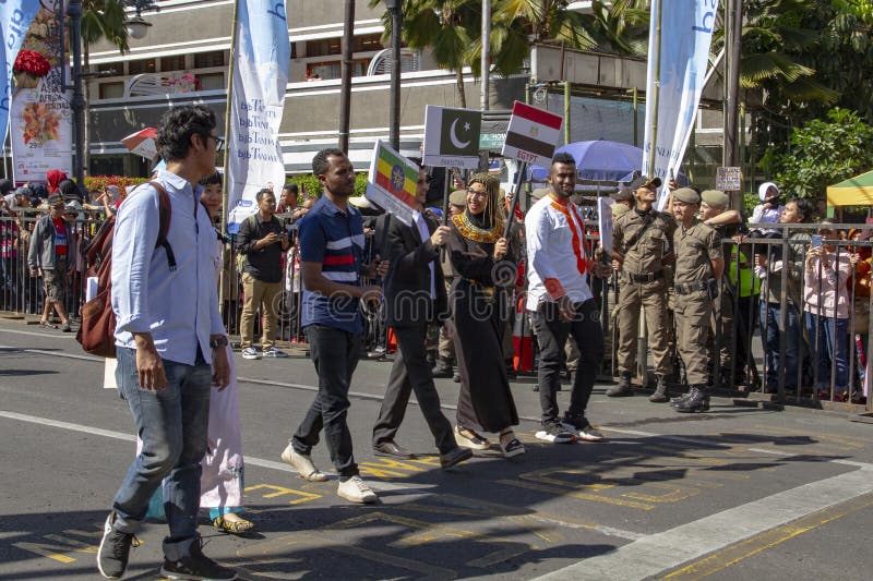 I partecipanti da molti paesi differenti nel festival 2019 dell'Asia Africa fotografia stock I partecipanti da molti paesi differenti nel festival 2019 dell'Asia Africa fotografia stock