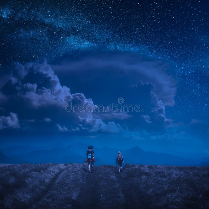 I passatempi della famiglia sotto il cielo stellato immagini stock I passatempi della famiglia sotto il cielo stellato immagini stock