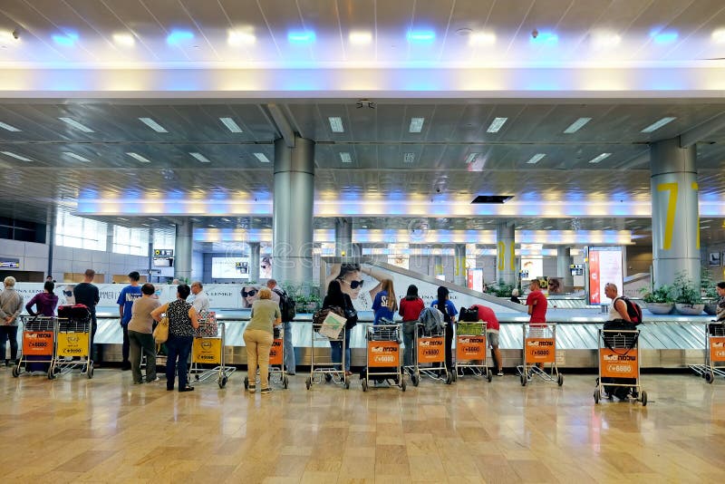I passeggeri prevedono i bagagli in Ben Gurion Airport fotografie stock I passeggeri prevedono i bagagli in Ben Gurion Airport fotografie stock