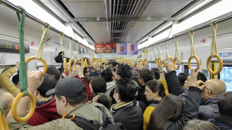 I passeggeri viaggiano su un treno affollato a Kyoto