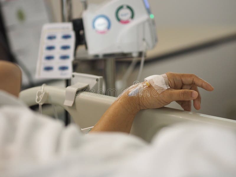 I pazienti della mano del primo piano dormono a salino al reparto che di ospedale l'esame fisico ammette fotografie stock I pazienti della mano del primo piano dormono a salino al reparto che di ospedale l'esame fisico ammette fotografie stock