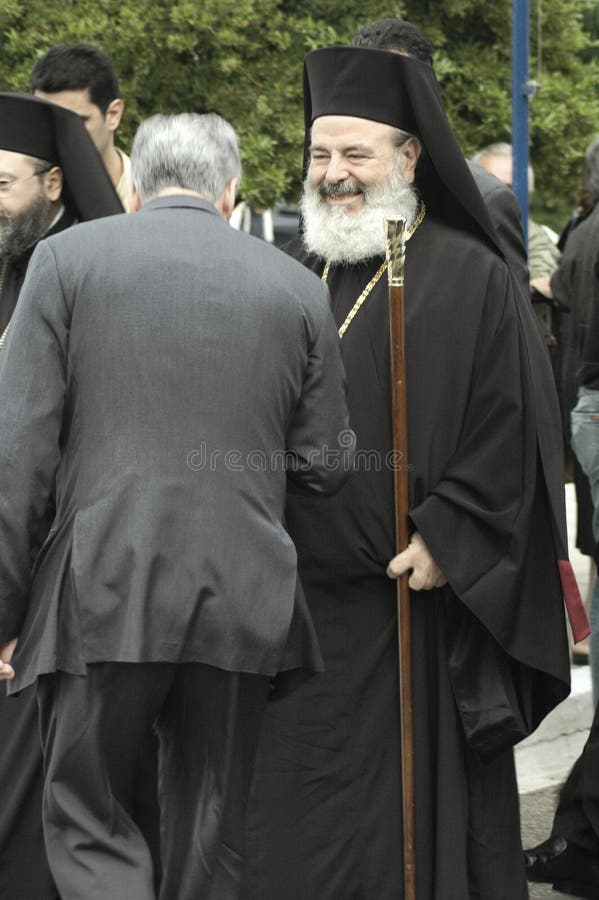 I pellegrini greco ortodossi diretti di saluto di Christodoulos dell'arcivescovo del capo che onorano lo St John il Russo fotografia stock libera da diritti I pellegrini greco ortodossi diretti di saluto di Christodoulos dell'arcivescovo del capo che onorano lo St John il Russo fotografia stock libera da diritti