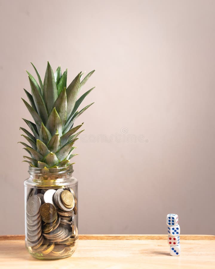 i penny nella bottiglia di vetro con l'ananas coprono di foglie sulla parte superiore e taglia dall'altro lato fotografie stock i penny nella bottiglia di vetro con l'ananas coprono di foglie sulla parte superiore e taglia dall'altro lato fotografie stock