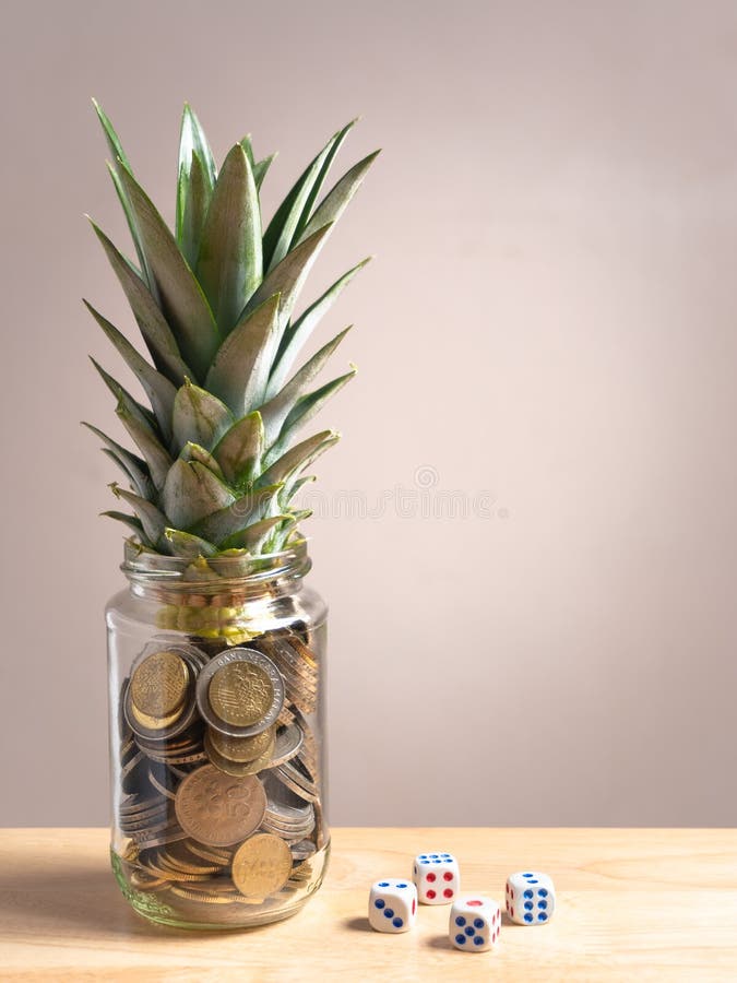 i penny nella bottiglia di vetro con l'ananas coprono di foglie sulla parte superiore e taglia dall'altro lato fotografie stock i penny nella bottiglia di vetro con l'ananas coprono di foglie sulla parte superiore e taglia dall'altro lato fotografie stock