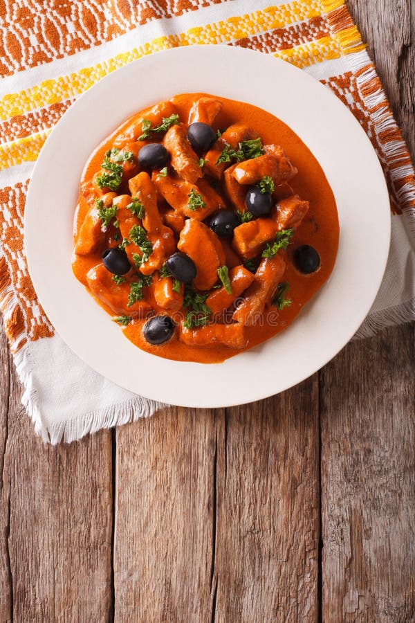 I pezzi spagnoli di carne di maiale hanno stufato con salsa piccante di vino, pomodori fotografia stock I pezzi spagnoli di carne di maiale hanno stufato con salsa piccante di vino, pomodori fotografia stock