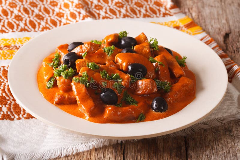 I pezzi spagnoli di carne di maiale hanno stufato con salsa piccante di vino, pomodori fotografia stock libera da diritti I pezzi spagnoli di carne di maiale hanno stufato con salsa piccante di vino, pomodori fotografia stock libera da diritti