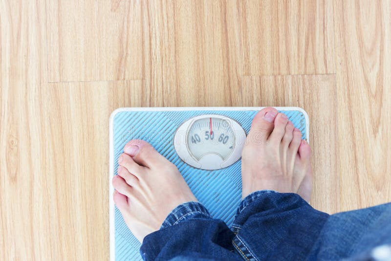 I piedi di una donna che sta sulle scale immagini stock libere da diritti I piedi di una donna che sta sulle scale immagini stock libere da diritti