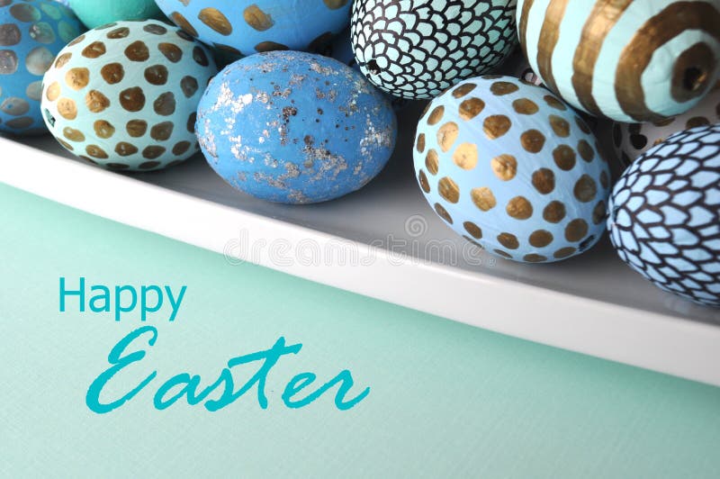 I pois, lo scintillio e le bande dell'oro sul blu e sull'alzavola hanno decorato le uova di Pasqua sul fondo solido di colore pas immagini stock libere da diritti I pois, lo scintillio e le bande dell'oro sul blu e sull'alzavola hanno decorato le uova di Pasqua sul fondo solido di colore pas immagini stock libere da diritti