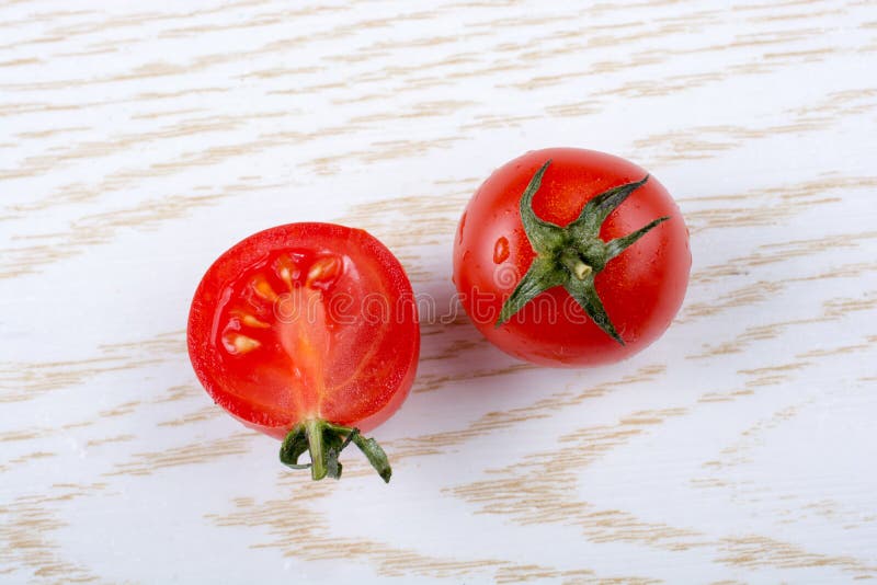 I pomodori ciliegia freschi saporiti maturi rossi hanno tagliato a metà immagini stock libere da diritti I pomodori ciliegia freschi saporiti maturi rossi hanno tagliato a metà immagini stock libere da diritti