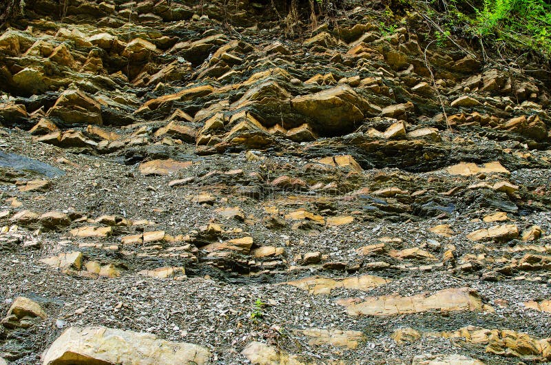 I precedenti delle montagne di pietra all'aperto nel Carpath fotografia stock I precedenti delle montagne di pietra all'aperto nel Carpath fotografia stock