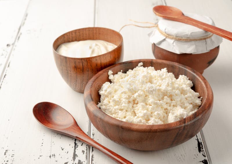 I prodotti lattier-caseario mungono la ricotta, la panna acida, spazio della copia, posteriore immagini stock libere da diritti I prodotti lattier-caseario mungono la ricotta, la panna acida, spazio della copia, posteriore immagini stock libere da diritti