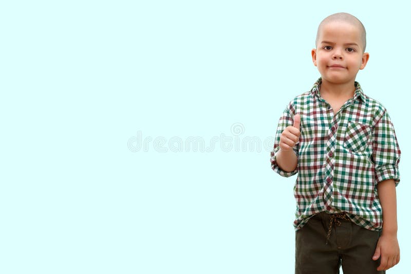 I ragazzi passano mostra un gesto di approvazione Pollici in su La mano mostra la classe di gesto Tutto è fresco, voi è fatto, el fotografia stock I ragazzi passano mostra un gesto di approvazione Pollici in su La mano mostra la classe di gesto Tutto è fresco, voi è fatto, el fotografia stock