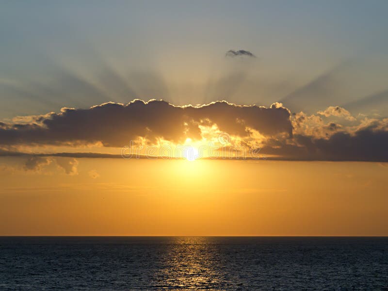 I raggi del sole di regolazione attraversa le nubi immagine stock I raggi del sole di regolazione attraversa le nubi immagine stock