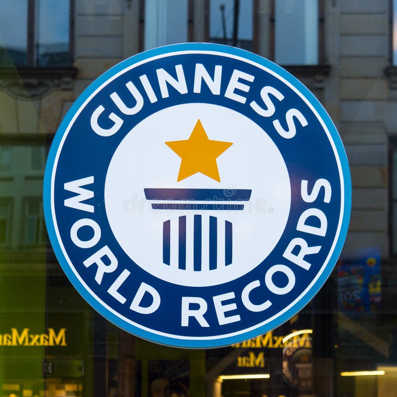 I record del mondo di Guinness firmano, le riflessioni in una finestra fotografia stock I record del mondo di Guinness firmano, le riflessioni in una finestra fotografia stock