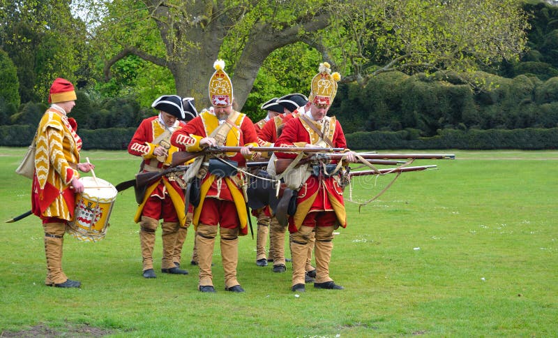 I Redcoats di Pulteneys regolamentano il carico dei loro moschetti fotografia stock I Redcoats di Pulteneys regolamentano il carico dei loro moschetti fotografia stock
