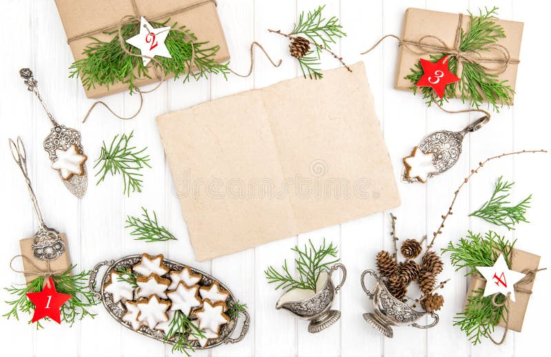 I regali dei biscotti di Natale del calendario di arrivo incartano la decorazione dello strato fotografia stock I regali dei biscotti di Natale del calendario di arrivo incartano la decorazione dello strato fotografia stock