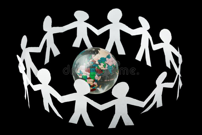 I ritagli di carta della gente cantano e ballano intorno al globo immagine stock I ritagli di carta della gente cantano e ballano intorno al globo immagine stock