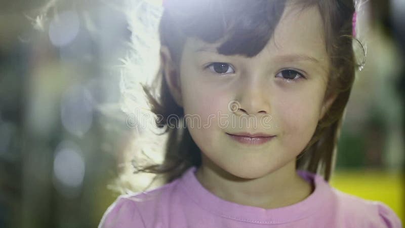 I ritratti dei bambini al bambino femminile del deposito che fa le espressioni facciali sorridono