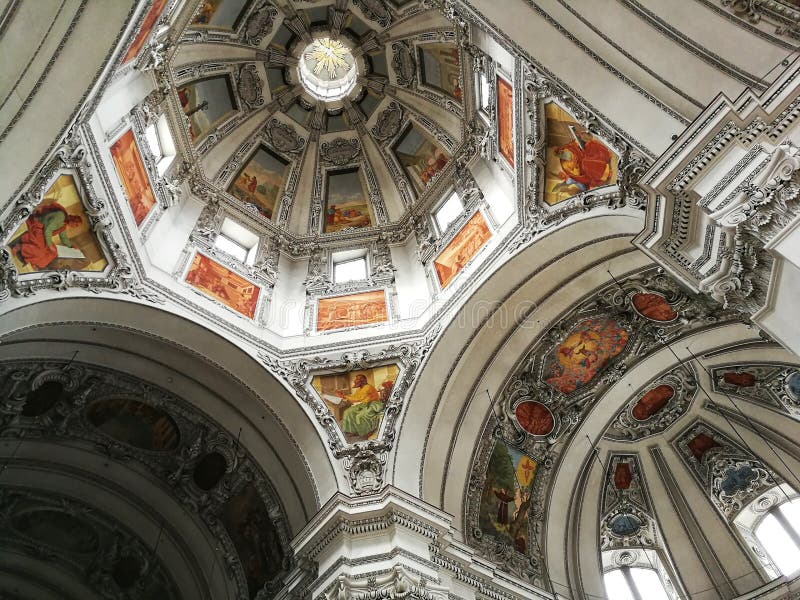 I seilings più bei con i motivi religiosi nella cattedrale di Salisburgo, Austria immagine stock libera da diritti I seilings più bei con i motivi religiosi nella cattedrale di Salisburgo, Austria immagine stock libera da diritti