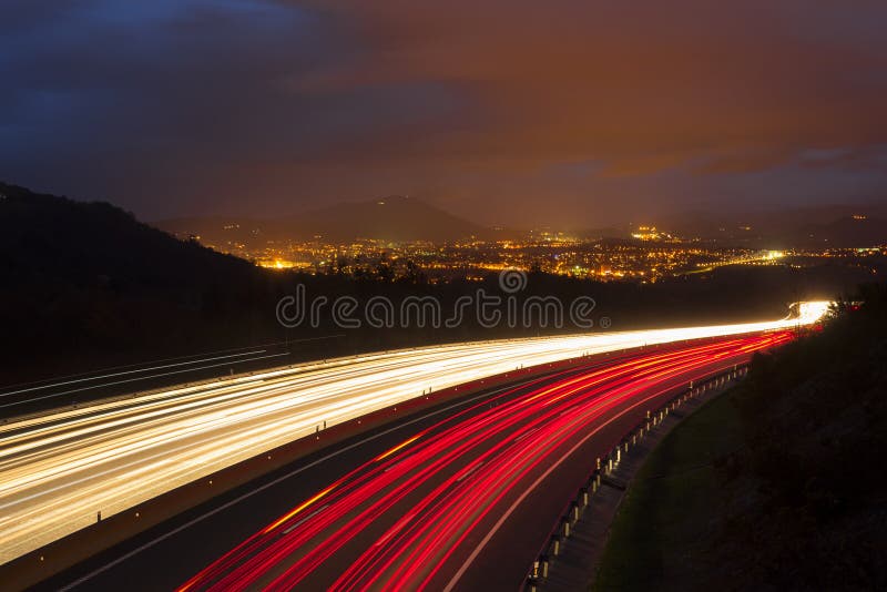 I semafori, automobile si accende alla notte sulla strada fotografia stock I semafori, automobile si accende alla notte sulla strada fotografia stock