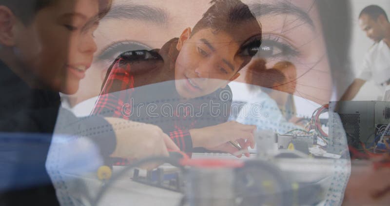 I skolan studerar multietniska barn i klass med asiatisk kvinna klädd mask fotografering för bildbyråer
