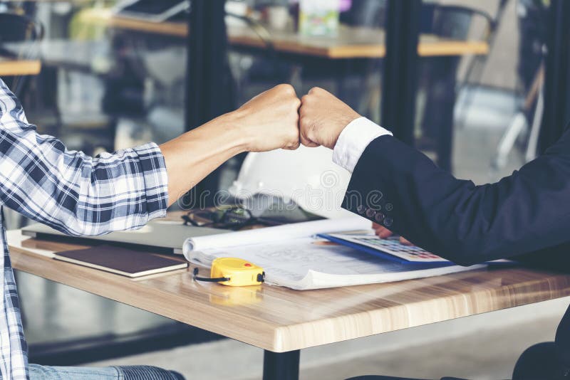 I soci commerciali si fidano di di Team Giving Fist Bump al saluto iniziano sull'appaltatore del progetto L'uomo d'affari Teamwor fotografia stock libera da diritti I soci commerciali si fidano di di Team Giving Fist Bump al saluto iniziano sull'appaltatore del progetto L'uomo d'affari Teamwor fotografia stock libera da diritti