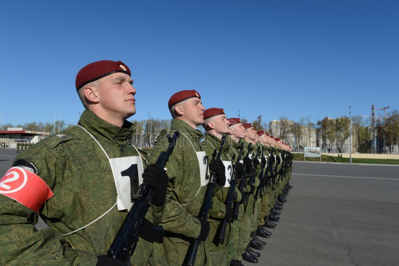 I soldati delle truppe interne del MIA della Russia stanno preparando sfoggiare in quadrato rosso fotografia stock I soldati delle truppe interne del MIA della Russia stanno preparando sfoggiare in quadrato rosso fotografia stock