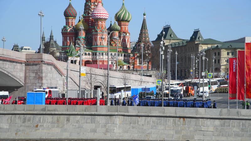 I soldati russi marciano in formazione per la parata della vittoria russa