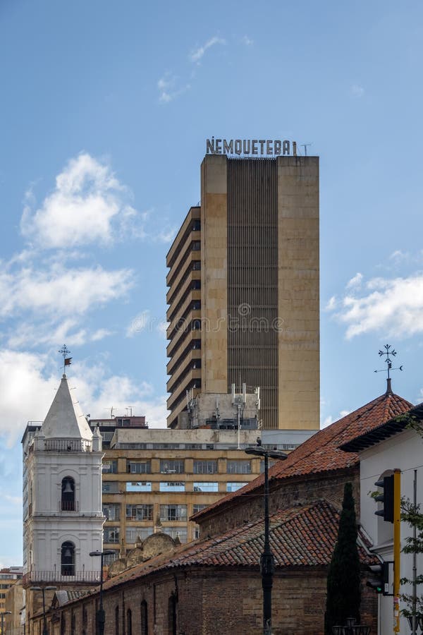 I stadens centrum Bogota byggnader med helgonet Francis Church och Nemqueteba står högt - Bogota, Colombia arkivbilder I stadens centrum Bogota byggnader med helgonet Francis Church och Nemqueteba står högt - Bogota, Colombia arkivbilder