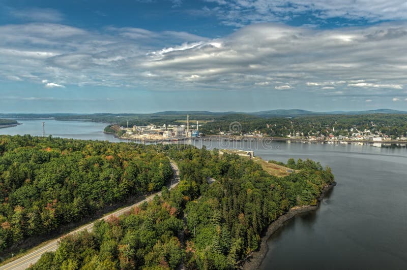 I stadens centrum Bucksport Maine och fort Knox State Historic Site royaltyfri bild I stadens centrum Bucksport Maine och fort Knox State Historic Site royaltyfri bild