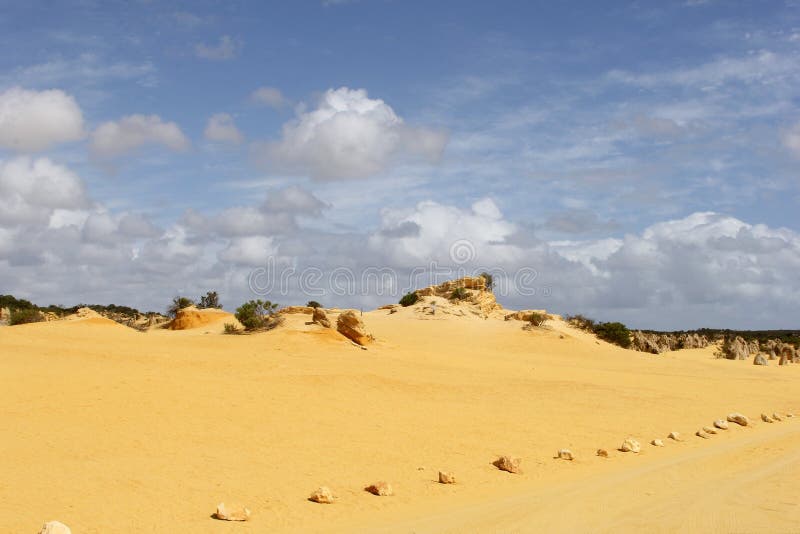 I sunes giallo sabbia nei culmini abbandonano, parco nazionale di Nambung, Australia occidentale immagine stock libera da diritti I sunes giallo sabbia nei culmini abbandonano, parco nazionale di Nambung, Australia occidentale immagine stock libera da diritti